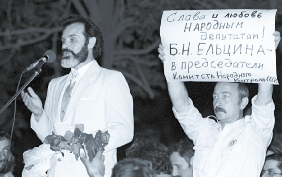 На снимке у микрофона – депутат А. И. Казанник.