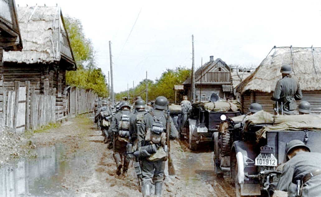 Немецкая колонна продвигается через белорусскую деревню, 1942 г.