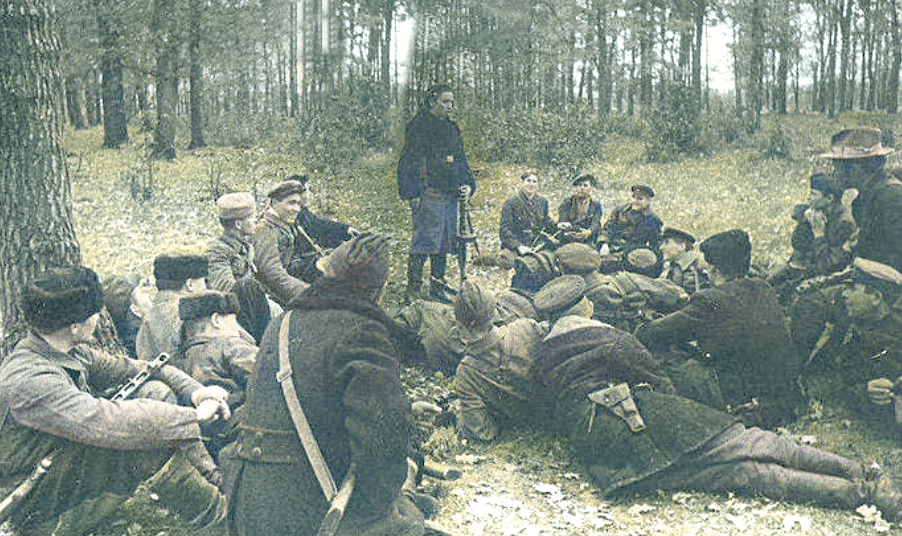 Варвара Вырвич доводит политинформацию до своих бойцов, 1943 г.