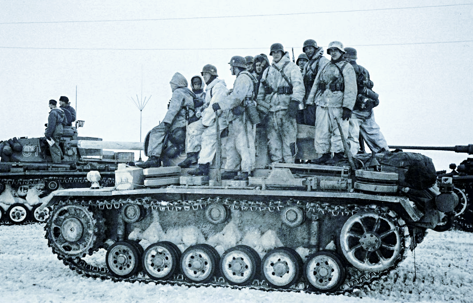 Панцергренадеры дивизии "Гроссдойчланд" на огнемётном танке Pz.Kpfw. III (Fl) Ausf. M под Харьковом.