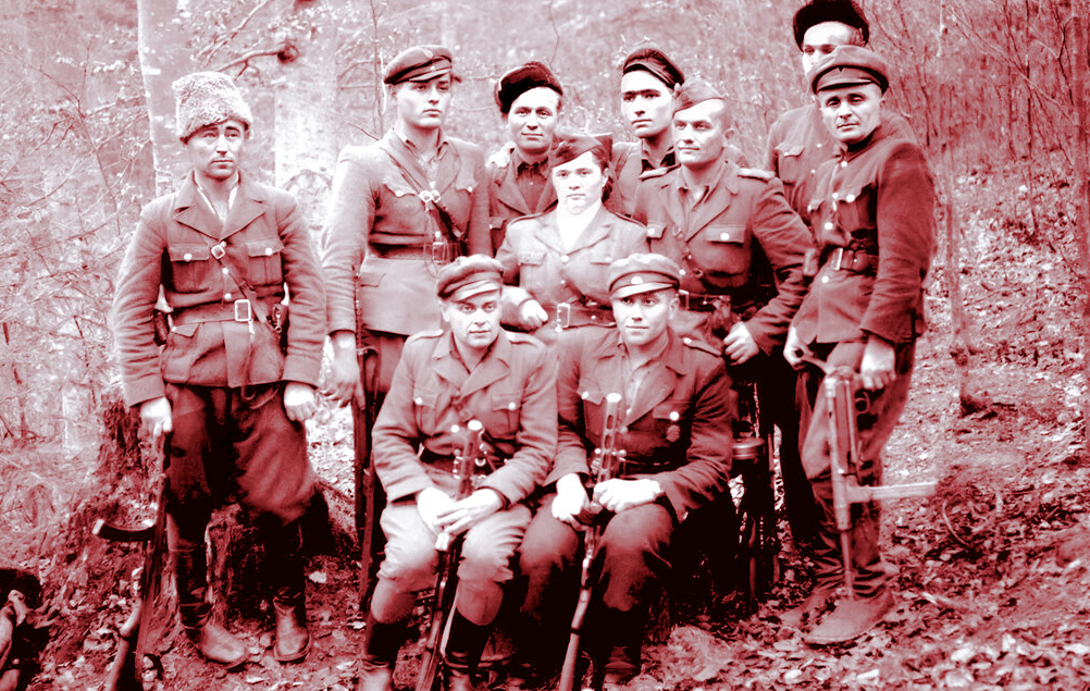 Члены ОУН-УПА скрываются в лесу от чекистов.