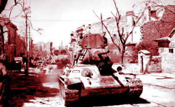 Советские танки Т-34 на улицах Севастополя, 1944 г.