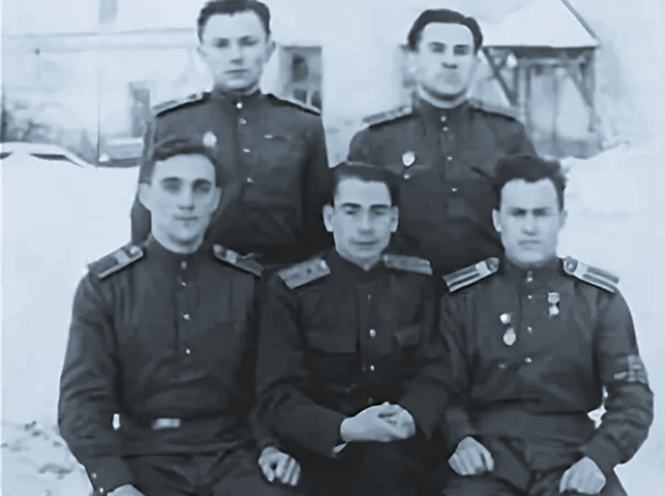 Бронебойщик С. А. Ахтямов (сидит справа) и его боевые товарищи.