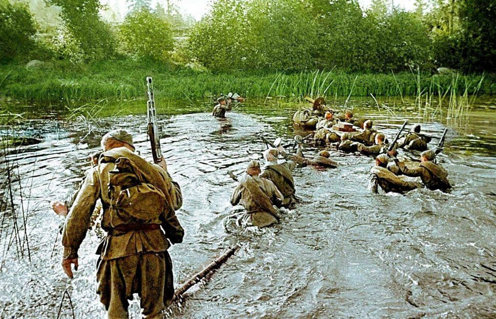 Советские бойцы преодолевают водную преграду во время наступления в Восточной Европе, май, 1945 г.