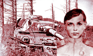 Герой СССР Георгий Амяга на фоне подбитого у Синимяэских высот танка Panzer IV.