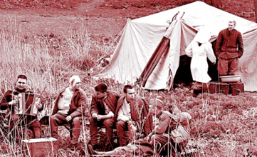 Спасенные военными медиками красноармейцы у палатки медсанбата, 1944 г.