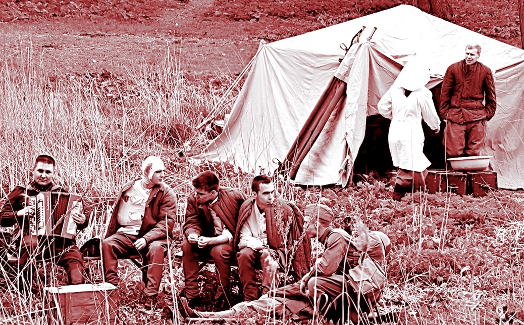 Спасенные военными медиками красноармейцы у палатки медсанбата, 1944 г.