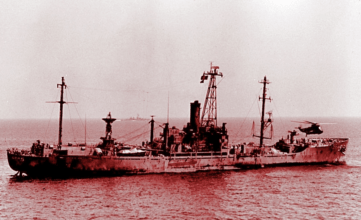Потрепанный корабль USS Liberty подходит к порту Валлетты на Мальте.
