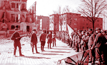 Солдаты вермахта сдаются в плен красноармейцам в Восточной Пруссии, 1945 г.