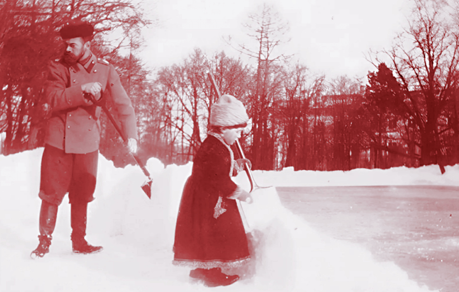Николай II и цесаревич Алексей расчищают снег перед дворцом, 1909 г.