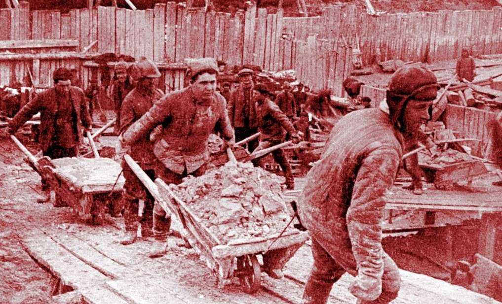 Тяжкий труд заключенных в советских лагерях.