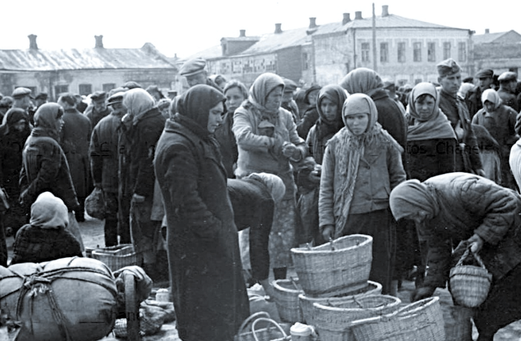 Бедный товарами рынок в УССР, фото 1946 г.