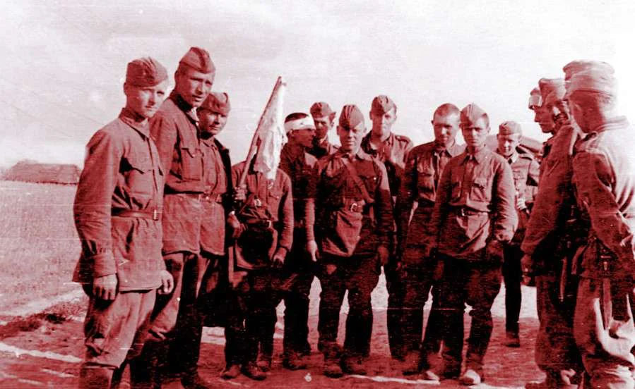 Красноармейцы сдаются в плен, 1941 г.