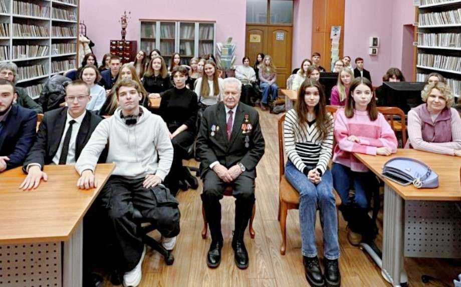 Полковник В. И. Горовой на патриотической встрече с молодежью.