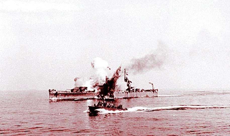 Поражение крейсера USS Savannah авиабомбой Fritz X у берегов Салерно. Сентябрь, 1943 г.