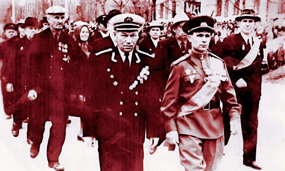 Герой СССР Петр Бухтулов на параде.