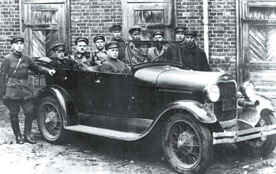 Сотрудники внутренних органов отправляются на выезд., 1920-е гг.