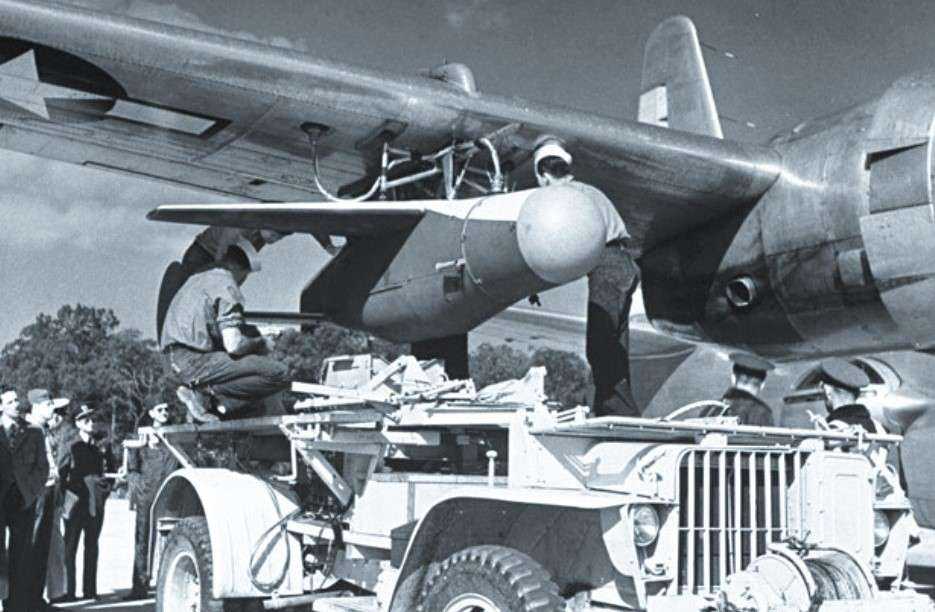 Установка бомбы Mk-9 "Bat" под крыло Consolidated PB4Y-2B Privateer.