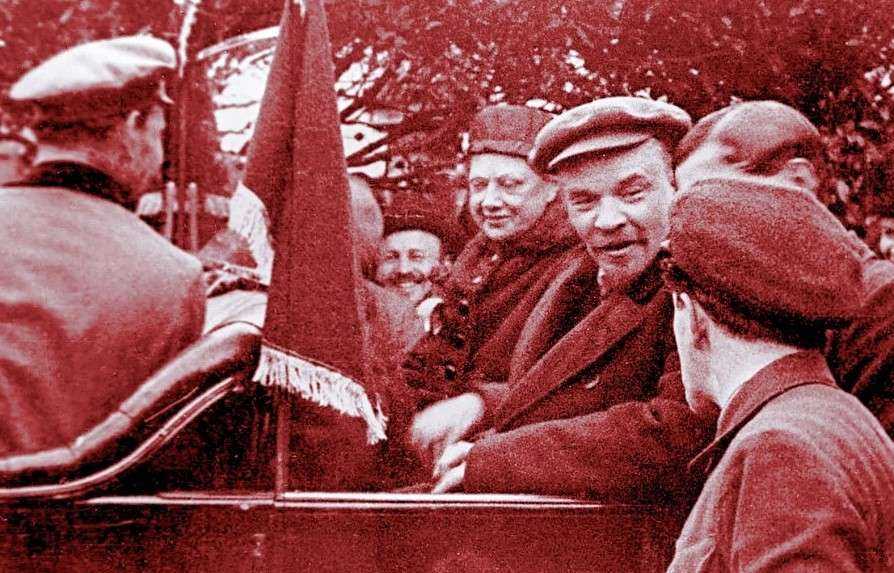 Ленин разъезжает на автомобиле.
