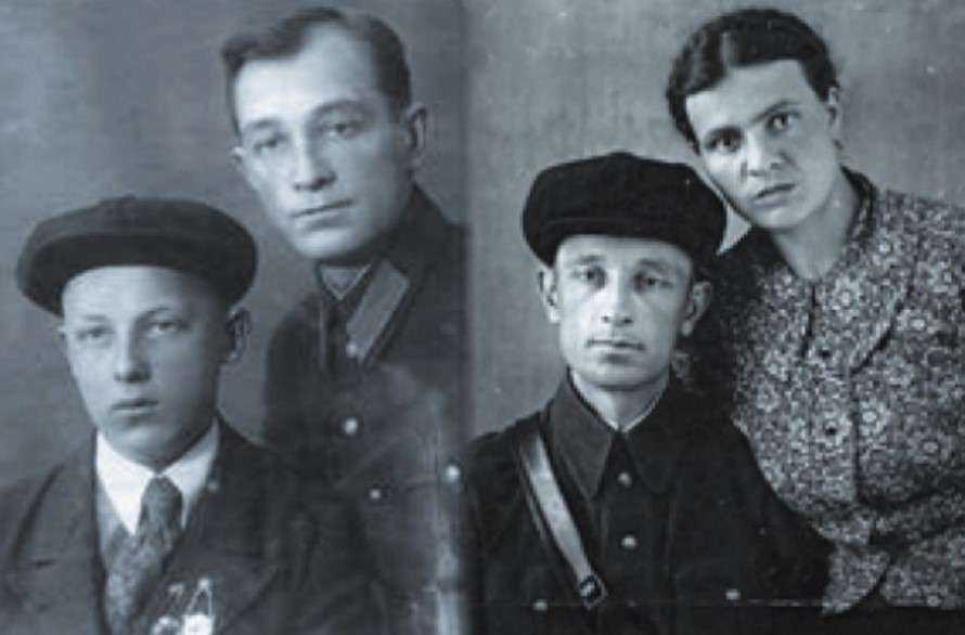 Старшина-герой Иван Кирик с братом и женой.
