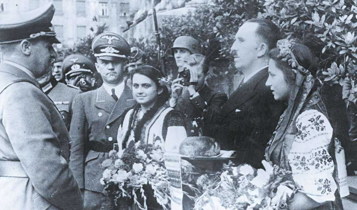 Хлеб-соль для фашистов во Львове, 1941 год.