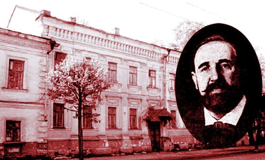 Купец Солодовников на фоне родового особняка на ул. Симановской.