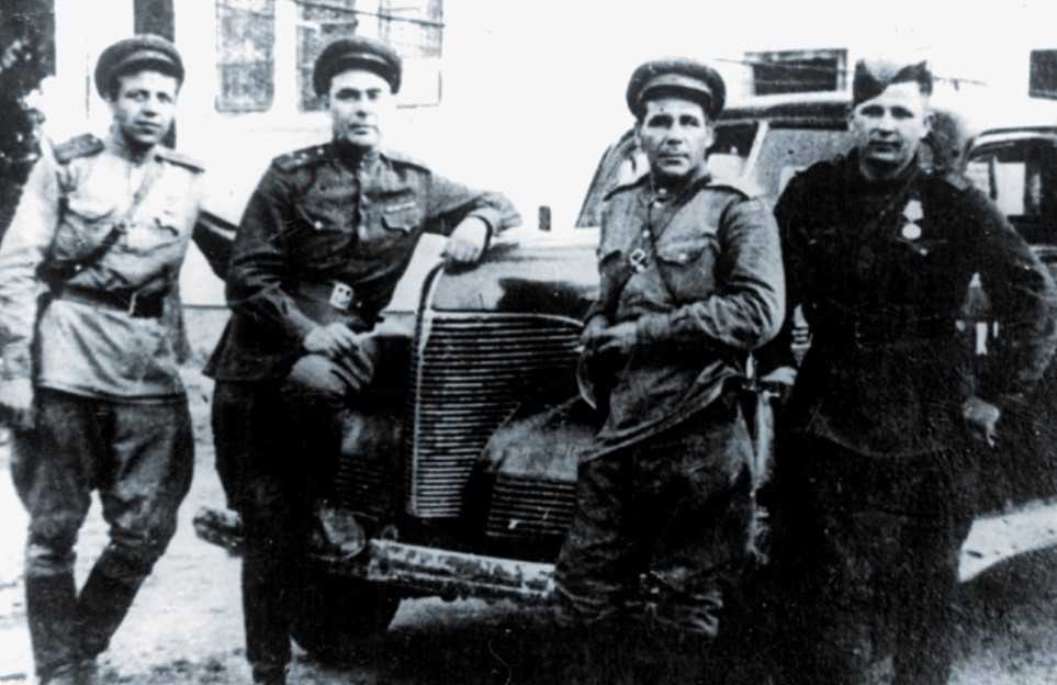 Леонид Брежнев в компании однополчан.