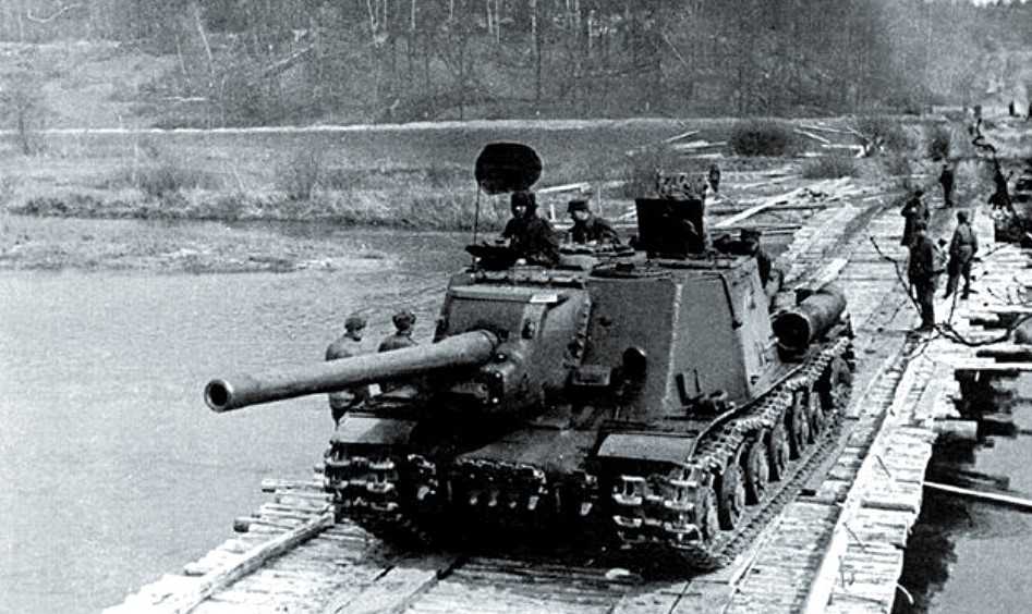 САУ ИСУ-122 на переправе, 1945 г.
