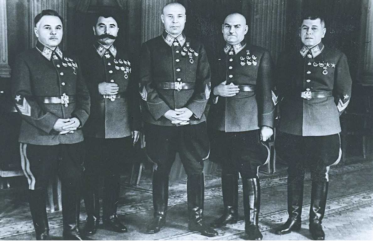 Маршалы Сталина. Григорий Кулик – второй справа.