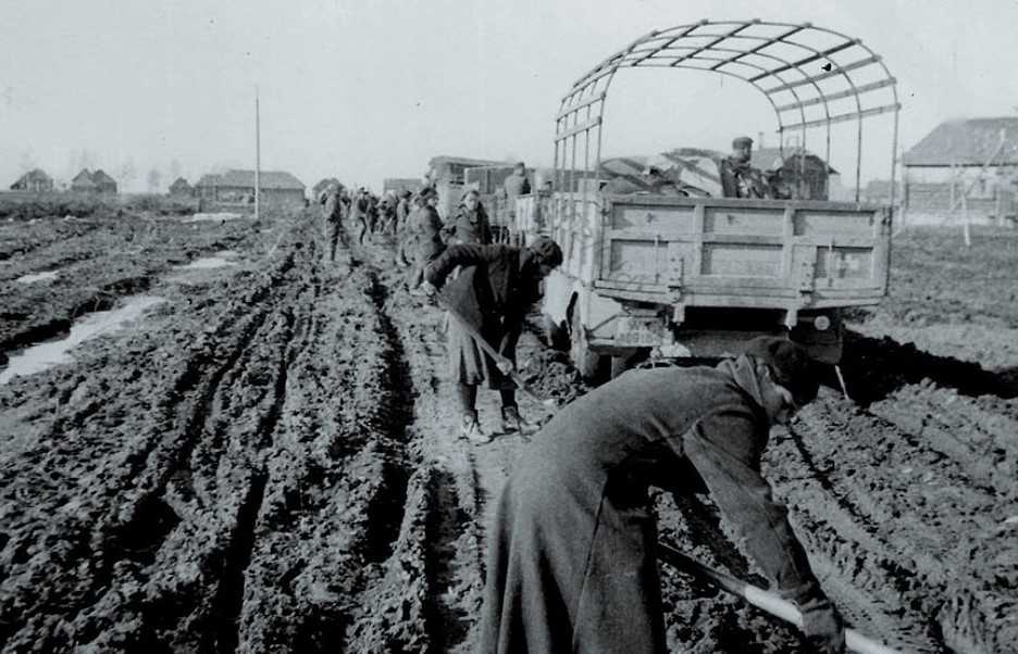 Гитлеровцы заставляют русских женщин ровнять грязь, 1942 г.