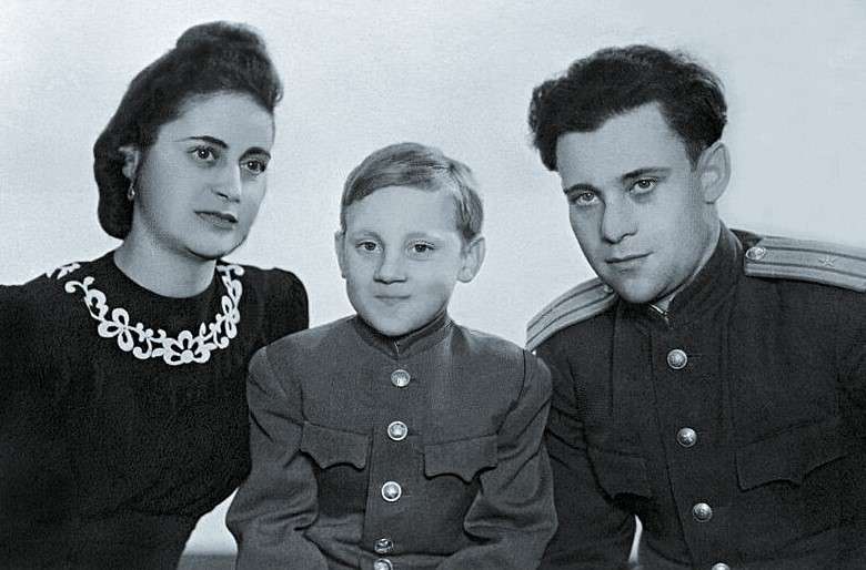 10-летний Володя Высоцкий с отцом Семеном и мачехой Евгенией, 1948 г.