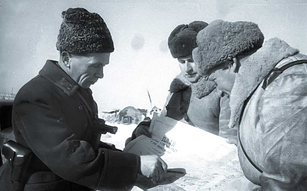 Командующий 65-й армией Донского фронта генерал-лейтенант П.И. Батов с офицерами под Сталинградом. Зима 1942-1943 гг.