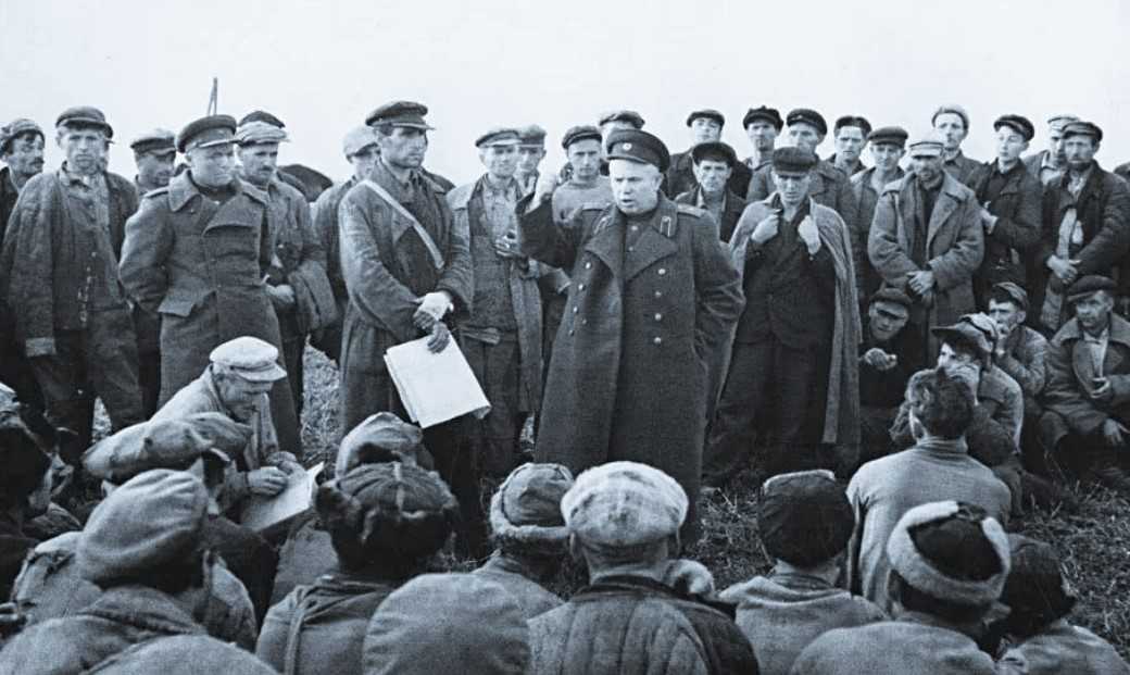 Хрущёв агитирует мобилизованных бойцов, октябрь 1943 г.