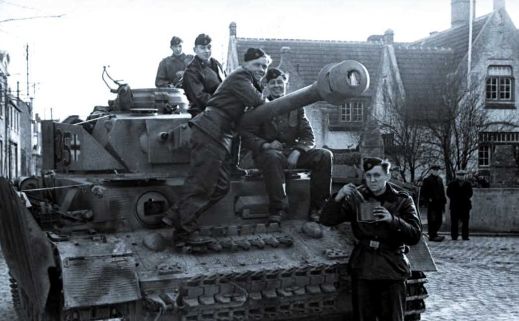 Эсэсовцы на танке Panzer IV J, 1944 г.