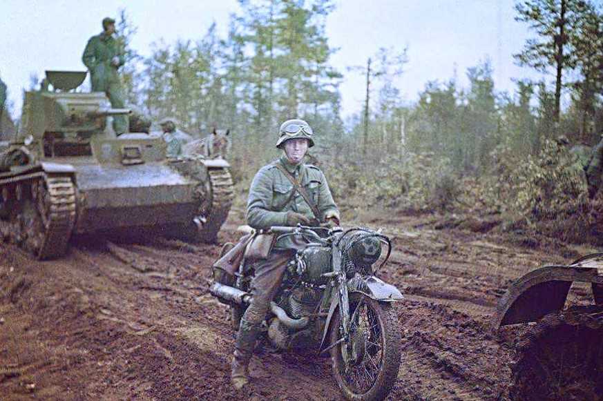 Финский танк Т-26Е и мотоцикл DKW NZ 500 на пути в Ленинград, сентябрь 1941 г.