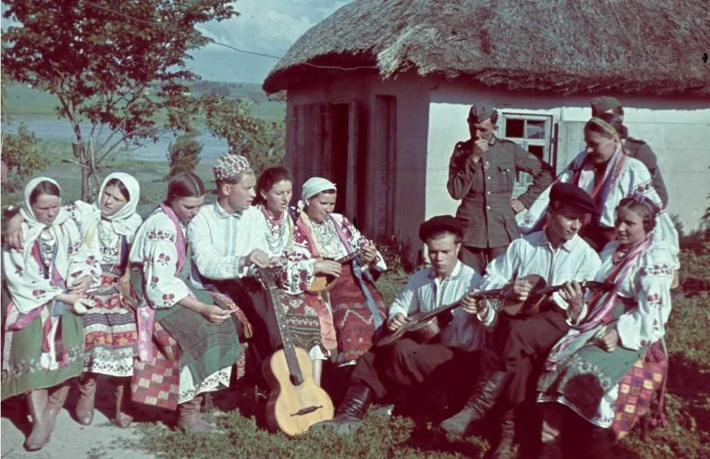 Военнослужащие вермахта в украинском селе, 1941 г.