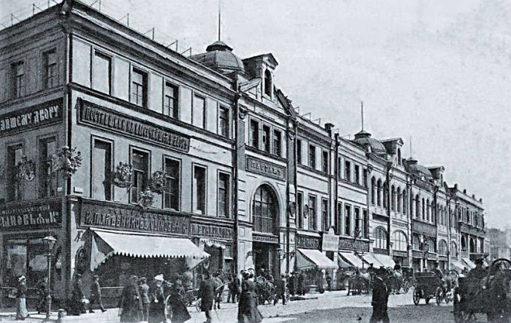 Пассаж между Петровкой и Неглинной в Москве.