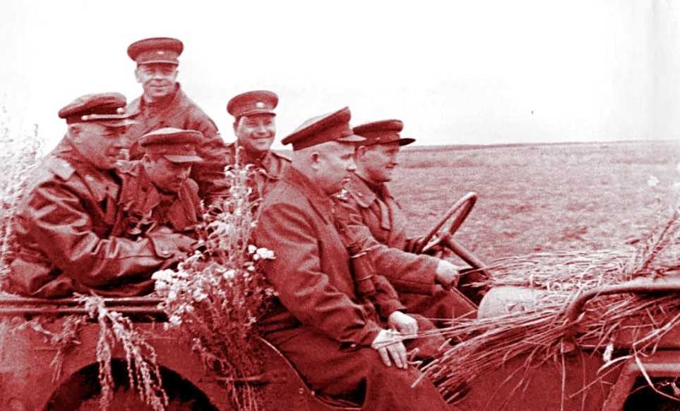 Хрущёв разъезжает на автомобиле с офицерами 6-й Гв. армии, июнь 1943 г.