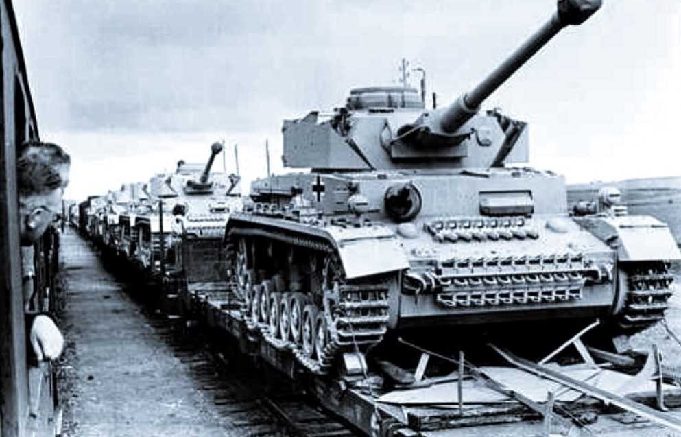 Ж/д платформы с танками Panzer IV направляются на Восточный фронт, 1943 г.