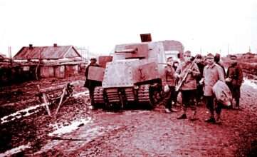 Эрзац-САУ ХТЗ-16 Харьковского тракторного завода также входила в семейство НИ. На фото брошенный у Харькова экземпляр, октябрь 1941 года.