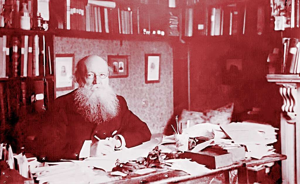 Анархист Пётр Кропоткин за работой.