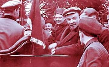 Ленин и Крупская в автомобиле.
