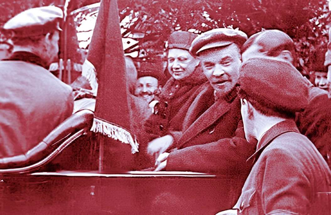 Ленин и Крупская в автомобиле.