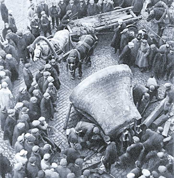 Сброс колоколов со Страстного монастыря (Белый город в Москве). 1929 г.