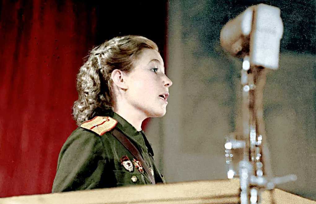Танкист Александра Леонтьевна Бойко выступает перед журналистами, 1944 г.