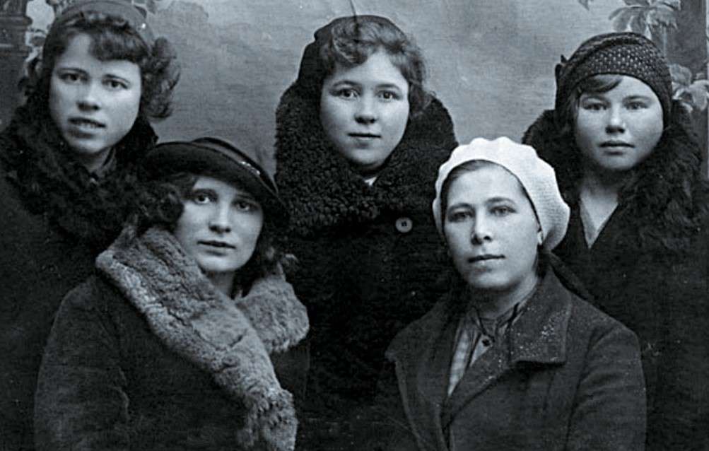 Раиса Гальперина (слева в первом ряду) и её коллеги по библиотеке, 1935 г.