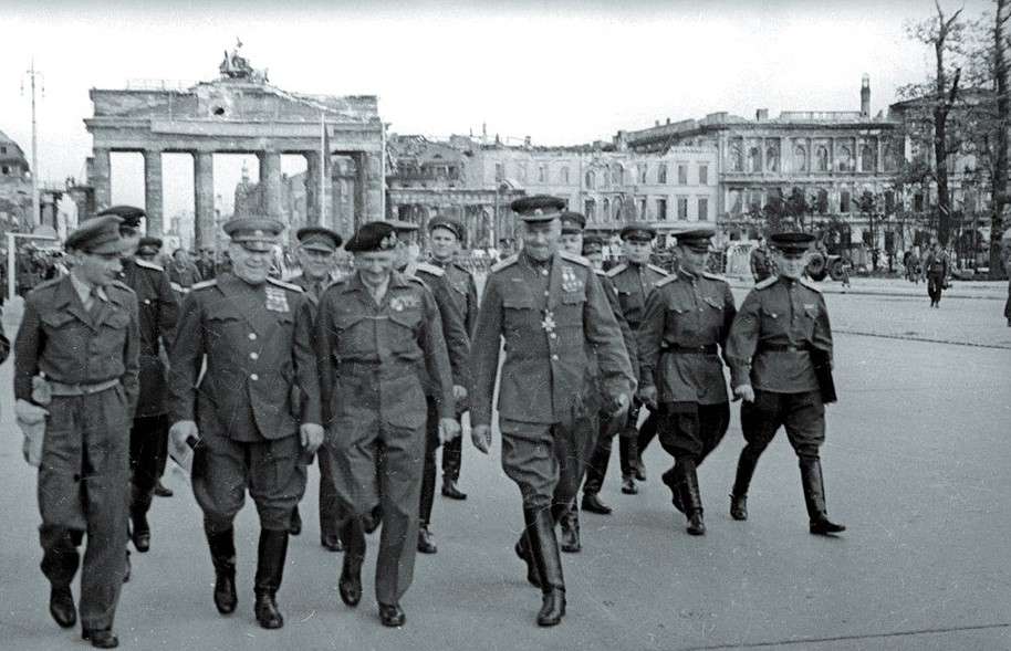Маршал Жуков и союзники у Бранденбургских ворот, 1945 г.