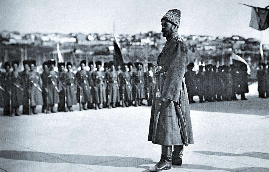 Николай II перед строем конвоя. Могилёв, 1915 г.