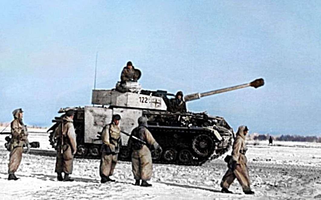 Солдаты вермахта на фоне боевой машины Panzer IV во время третьей битвы за Харьков, 1943 г.