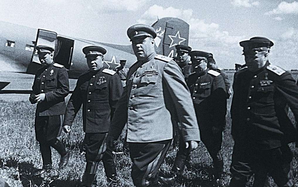 Маршал А. М. Василевский на военном аэродроме.